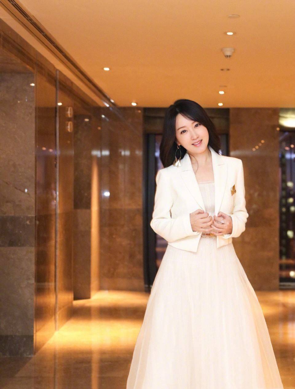 52岁杨钰莹现身被指怀孕,大肚腩十分明显,走路需搀扶还险些摔倒_人们_