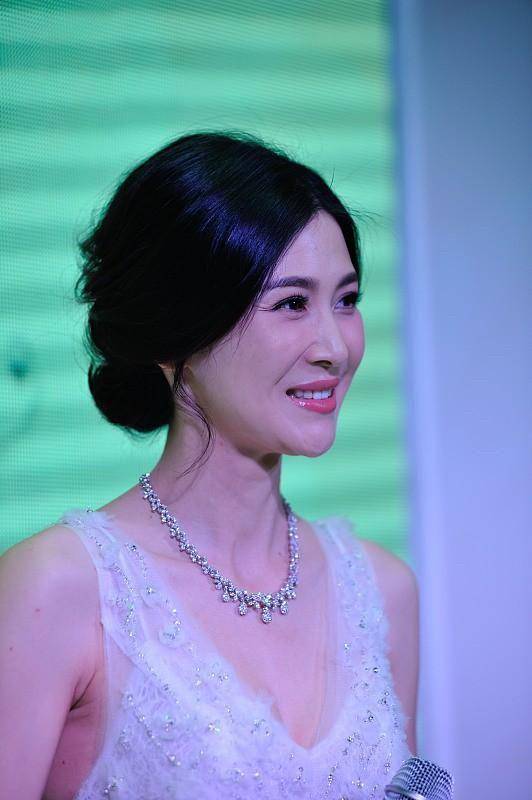 周一围眼光真挺好,前女友童蕾40 还是那么美,一袭长裙精致优雅_浅色