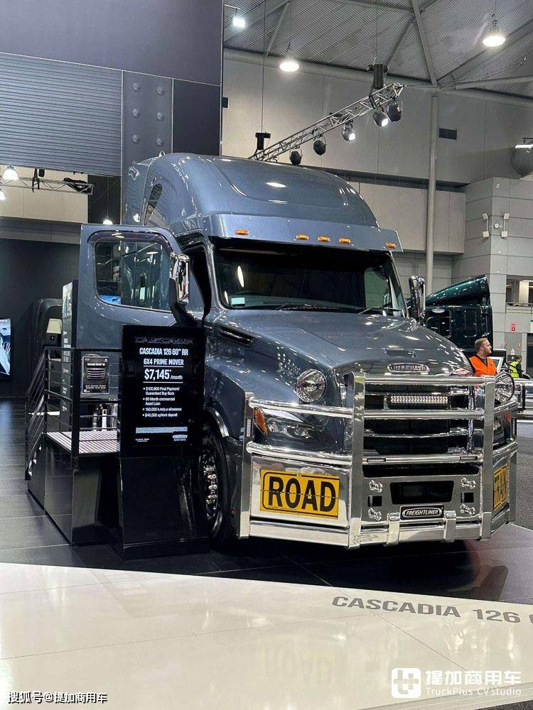 戴姆勒集团旗下另一品牌:福莱纳带来了cascadia车型,它配备了大尺寸的