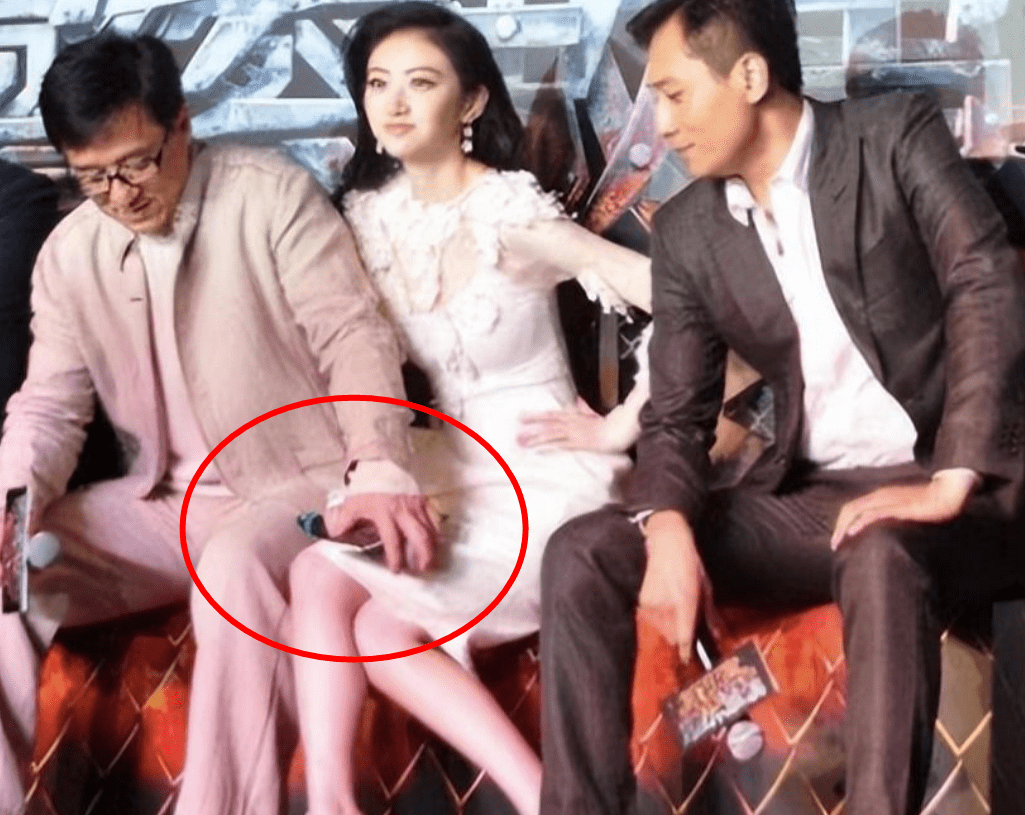 在一个活动中,成龙,刘烨,景甜等人一同参加,而成龙当着众目睽睽之面