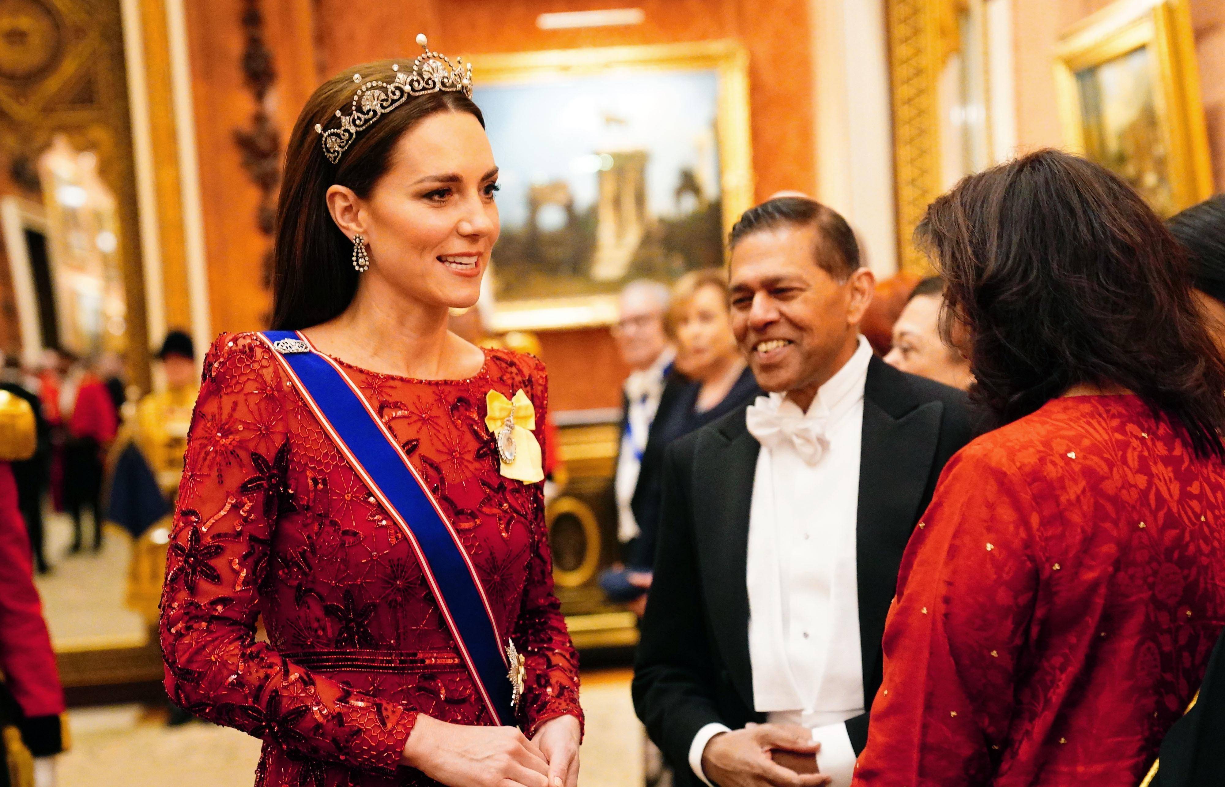 凯特王妃时隔7年再度戴上莲花皇冠,搭配红色长裙,气场截然不同_卡米拉