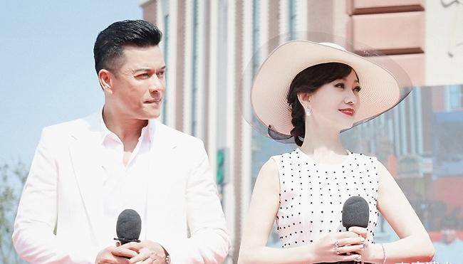 65岁吕良伟67岁赵雅芝再同框,男帅女美亲密搂肩,引发网友回忆杀_上海