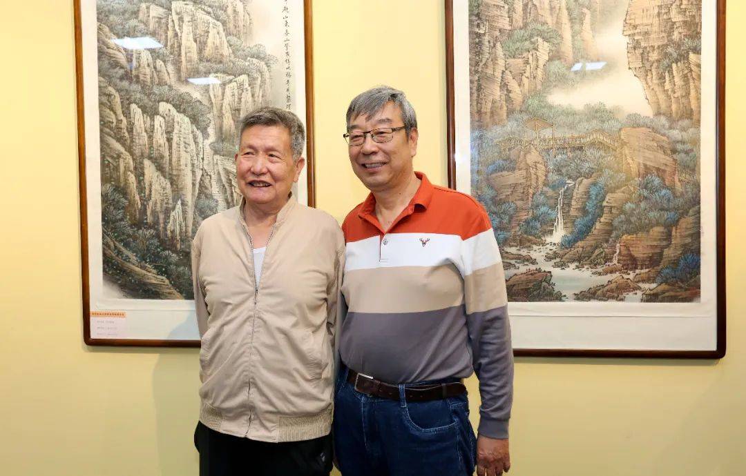 邢立宏,张荷芝在画展现场观看作品陈之海在画展现场介绍画作张晋,时