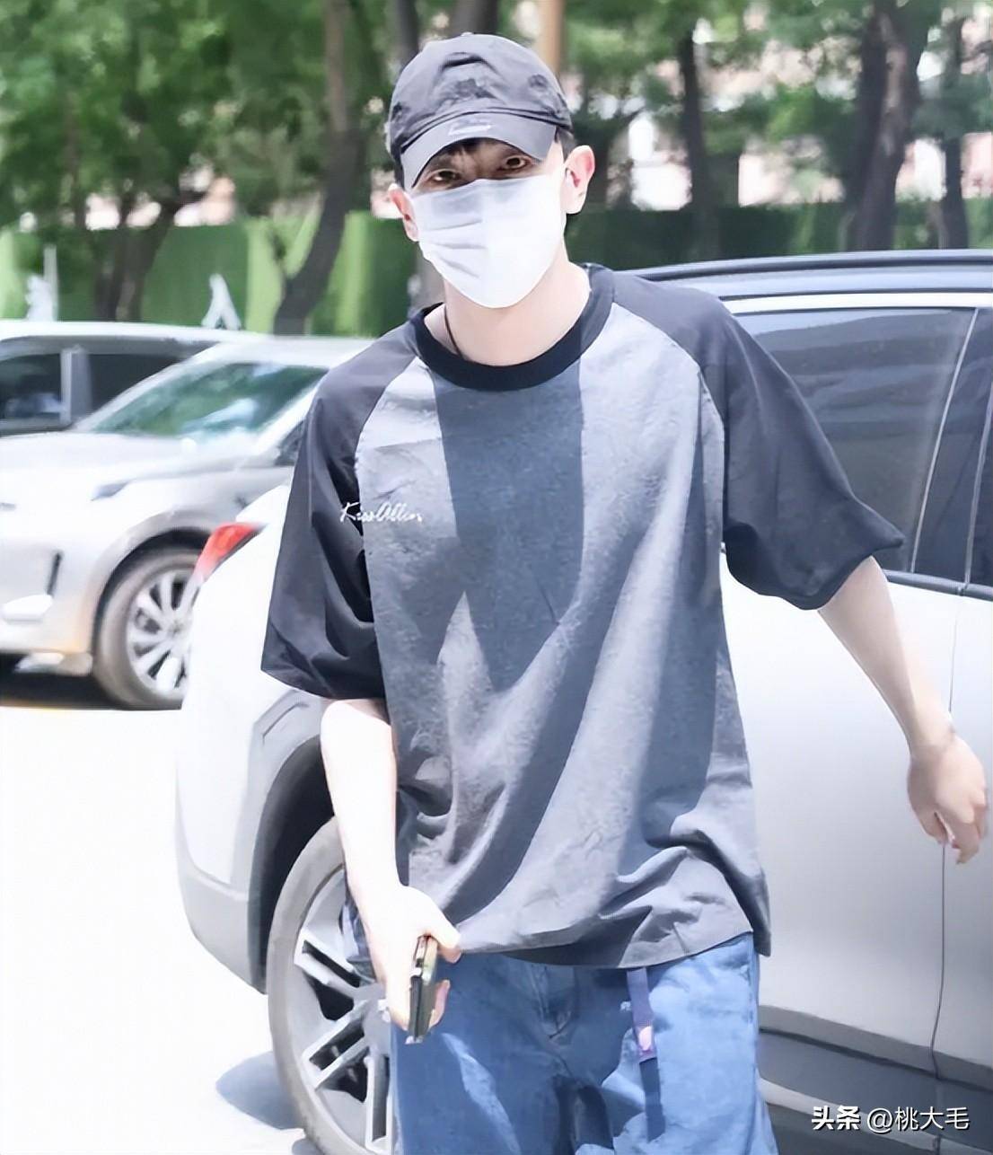 "伴郎专业户"邓伦不再当伴郎,平价穿搭现身发小婚礼,神情落寞_朋友