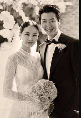 国外网友推算一下时间,1月生女,说明2017年1月的时候赵伦熙就怀孕了