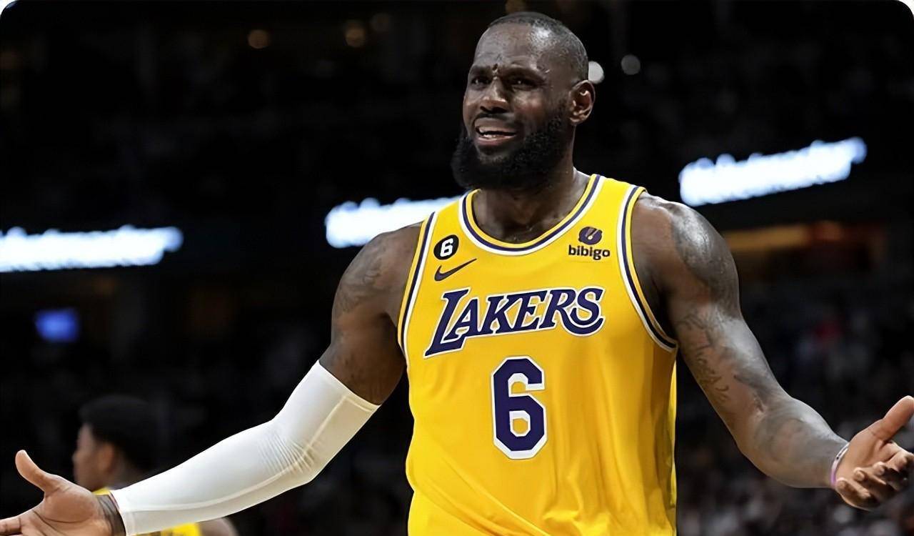 两人激烈争吵推卸责任,詹姆斯摊手束手无措,哈姆摇头_施罗德_八村