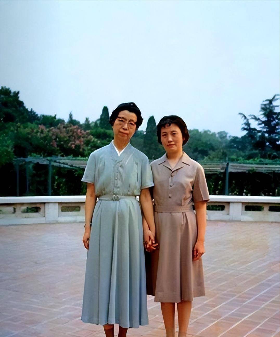1975年,江青和张玉凤合影,江青穿的是自己设计的“江青裙” - 和气生财