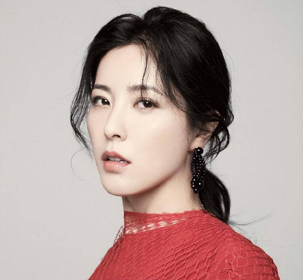 "奶奶的年纪"却是"姐姐的身材",曾黎不愧是两百年一遇的美人_合作