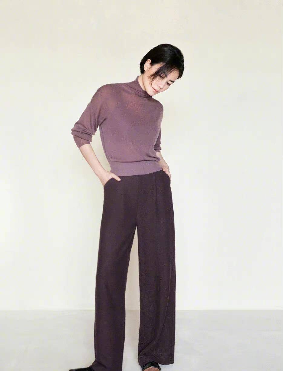 "王菲"的着装更加佛系和高级,蓝色衬衫阔腿裤,十分简约,气场无敌_时尚