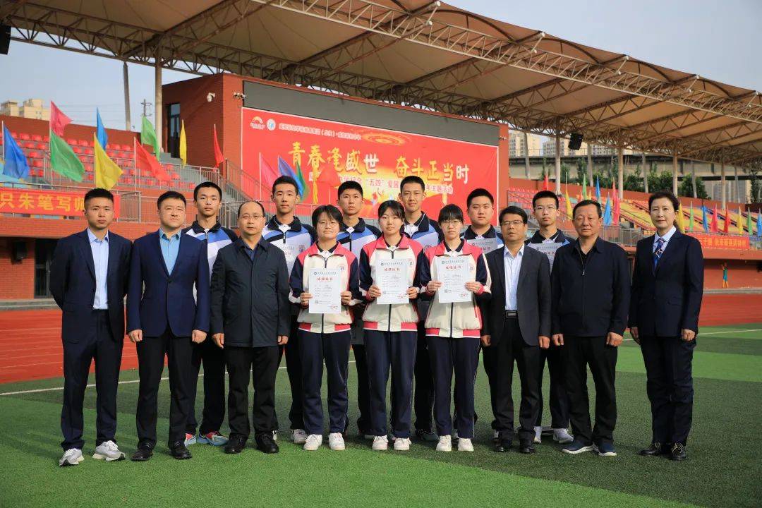咸阳彩虹中学举行"遵守行为规范 争做文明学生"主题晨会_高中_男子组