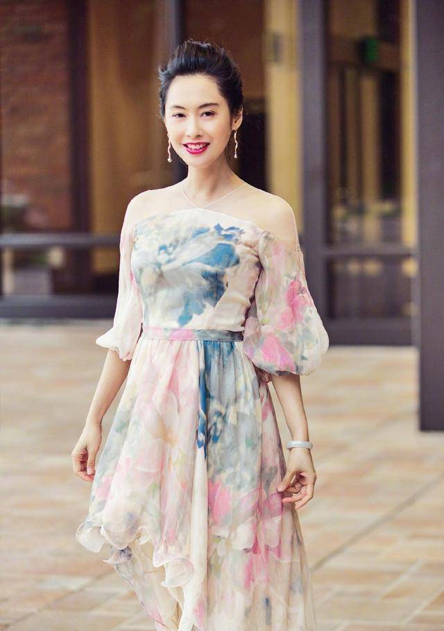 50岁"紫霞仙子"风采依旧,身材时尚时尚万种,妥妥的冻龄女神_健身_肌肉