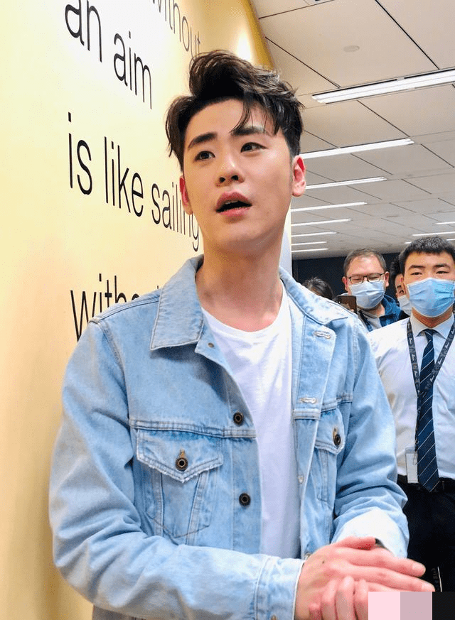 从相声界转战歌坛的张云雷,到底靠的是颜值还是实力?