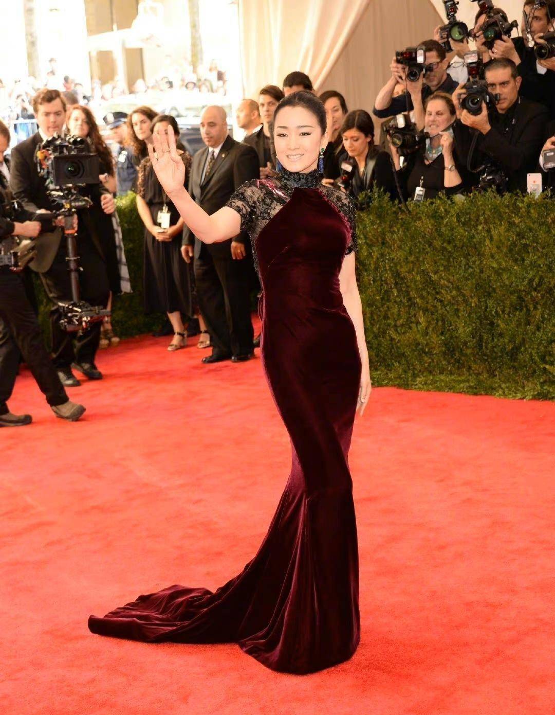 "巩俐"又出国了,身穿酒红色丝绒长裙走红毯,气场全开_时尚_黑色