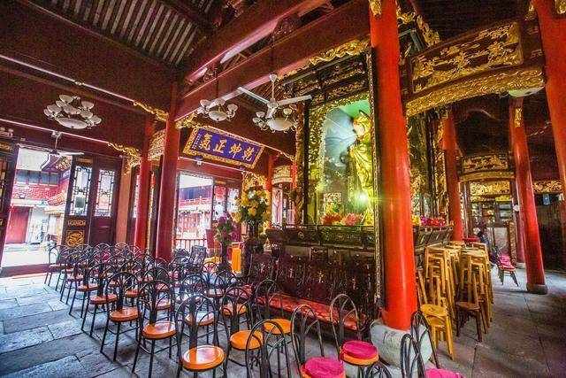 在宁波月湖公园内,有关帝庙,已有400多年的历史,是月湖十景之一_装饰