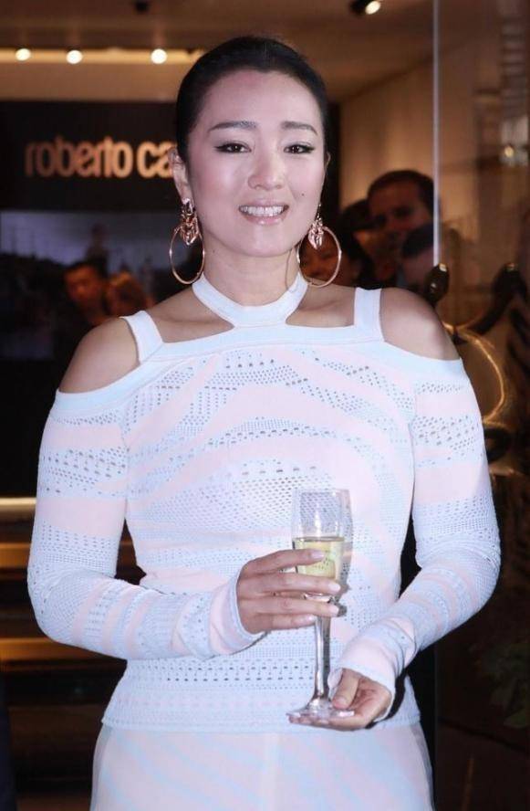 巩俐气场无敌!一身白衣,高级有国际范,美貌有辨识度_白色_时尚_设计