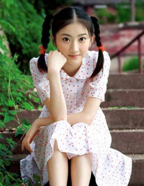 凭借着自己单纯甜美的长相,景甜成为了学校的校花,而且她的好资源不断