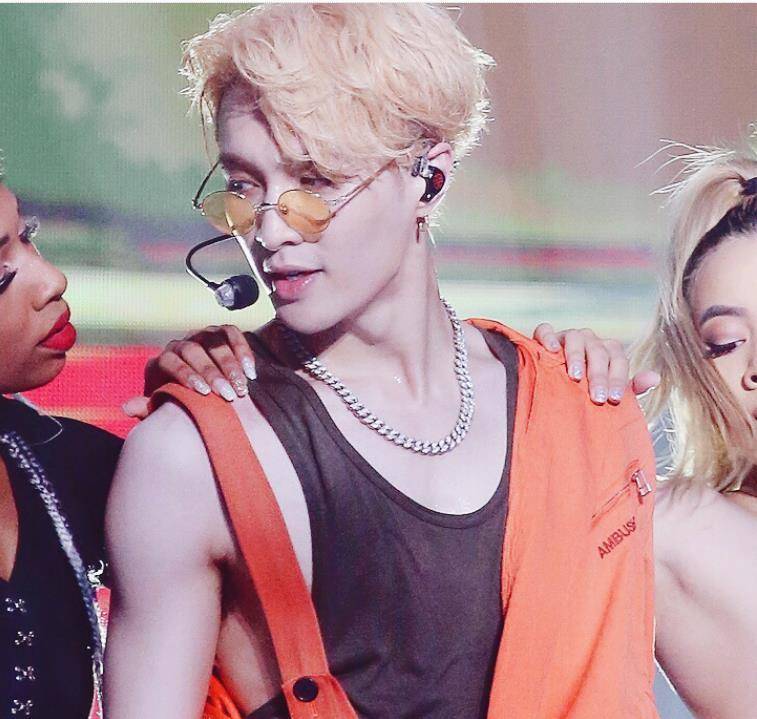 饭桌上没有公筷,谁注意张艺兴怎么夹菜的?