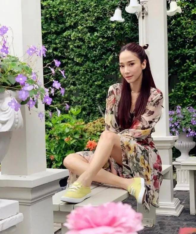 国外完颜"拽姐"aump:把日子过成诗歌,把穿搭变成艺术_印花_时尚_女人