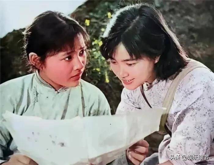 华表奖上《小花》剧组45年后重聚,刘晓庆,唐国强,陈冲合体亮相_电影