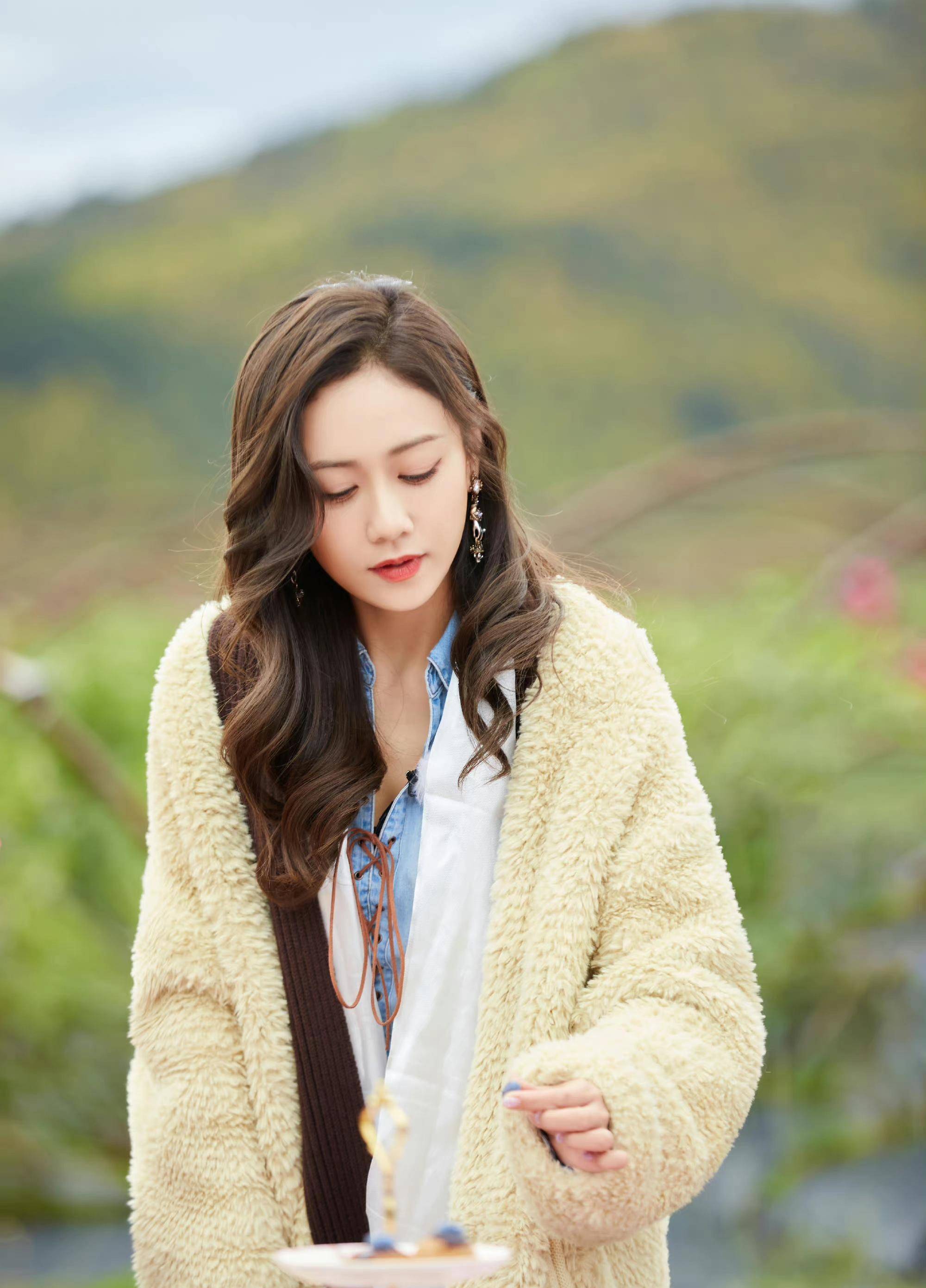 《女子6》刘芸火了,牛仔装搭配毛绒外套,大波浪柔美妩媚!