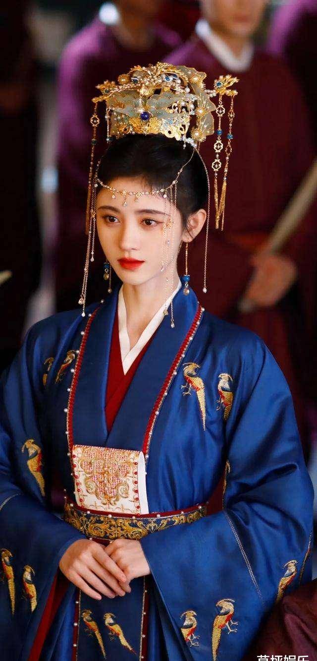 白色牡丹烟罗软纱,逶迤白色拖地烟笼梅花百水裙,身系软烟罗,还真有点