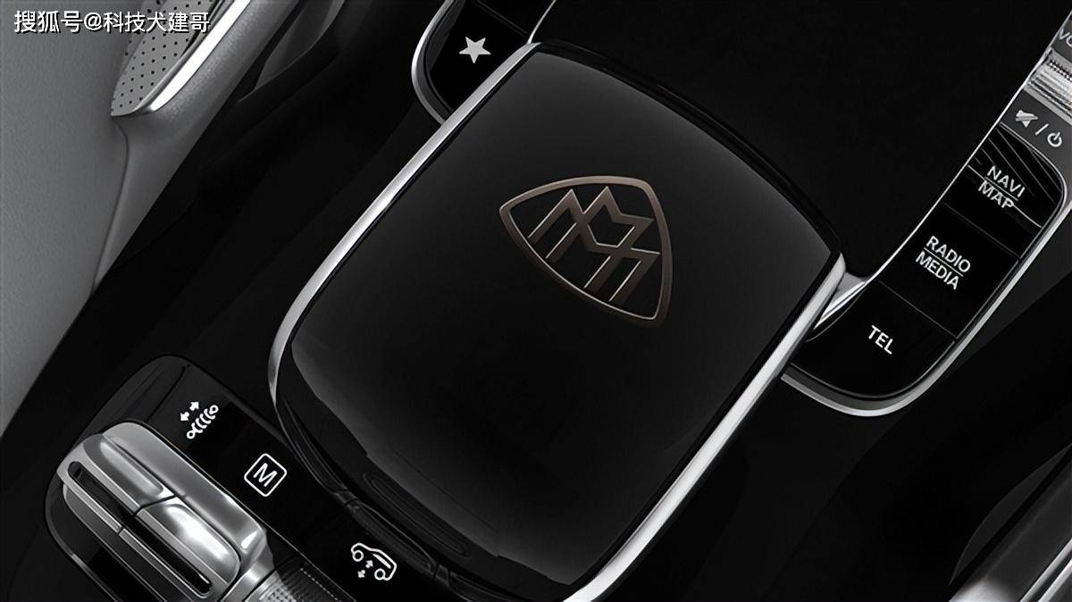 它拥有封闭式前脸,前保险杠,内饰扶手等处均设有迈巴赫的logo