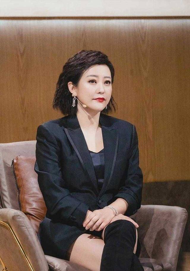 郝蕾长胖20斤仍自信,穿西装"下衣失踪"配长靴,大粗腿真抢镜_身材_黑色