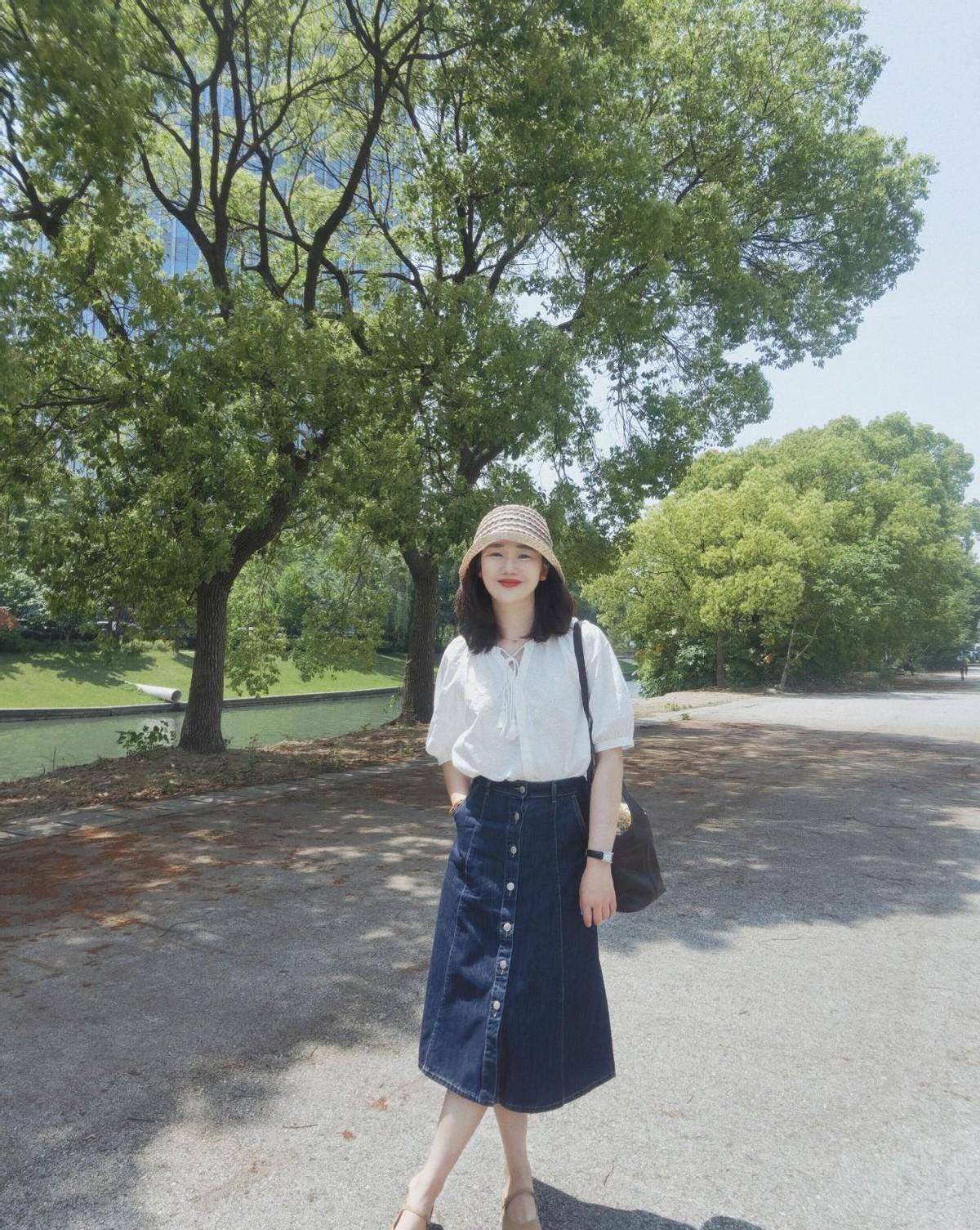 蓝白条纹衬衫搭配牛仔裹身裙和白色帆布鞋.