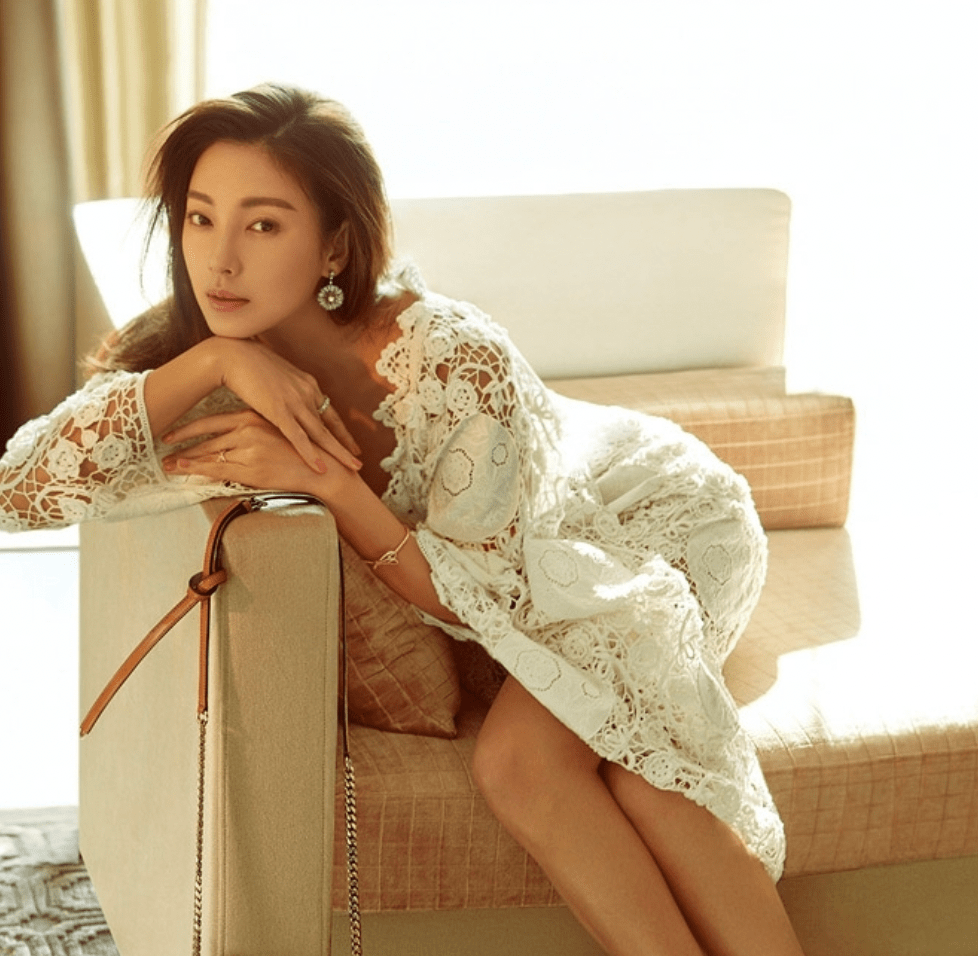 外媒评张雨绮戛纳红毯最佳着装:白色3d深v礼裙,散发性感魅力_电影节