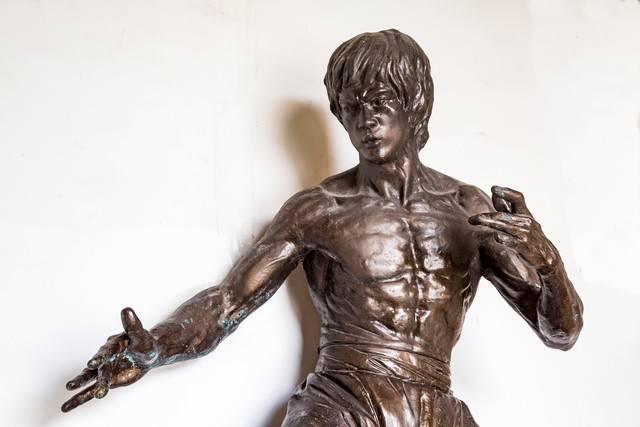 hbo深夜频道cinemax的这部黄暴爽剧复活了_李小龙_功夫_剧集