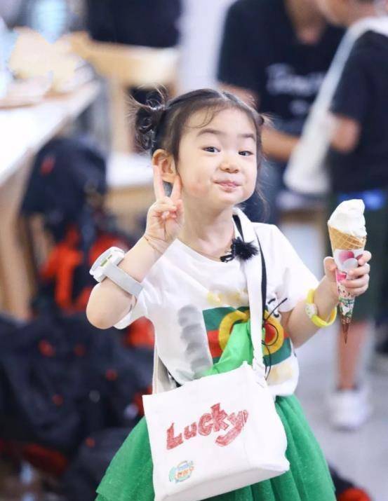 在《想想办法吧爸爸》里,李承铉和lucky卖花,lucky和小朋友搞危险动作