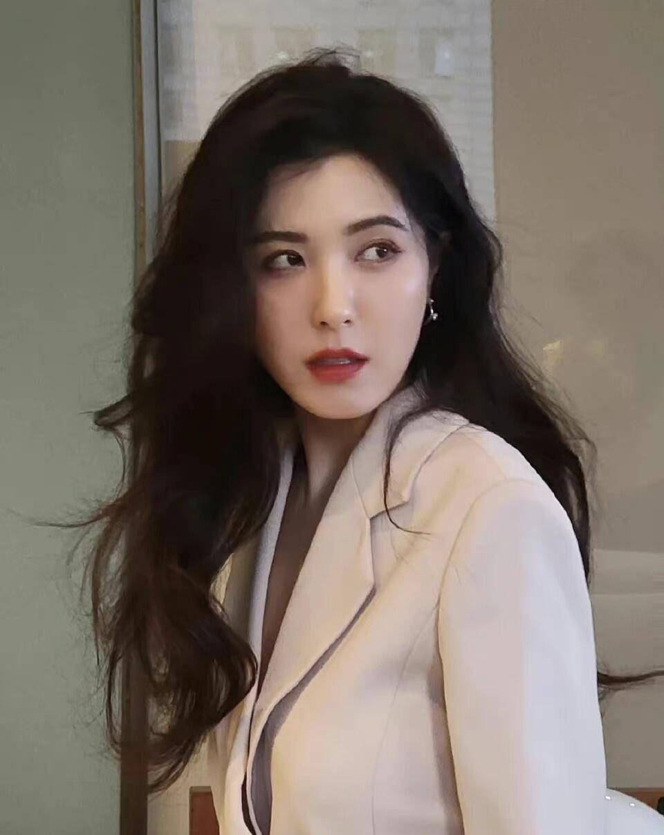 曾黎其实很"不上镜"?看看路人镜头下的她,你就明白了_发型_款式_女生