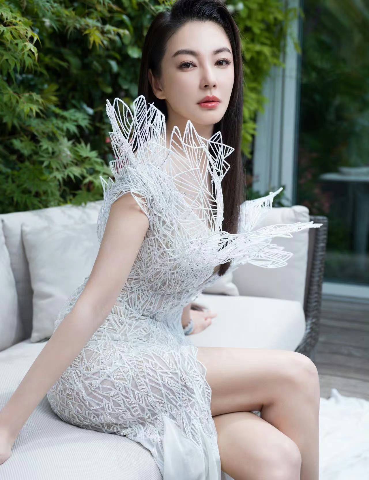 张雨绮身材饱满,气质优美,被誉为性感女神_魅力_明星_深度