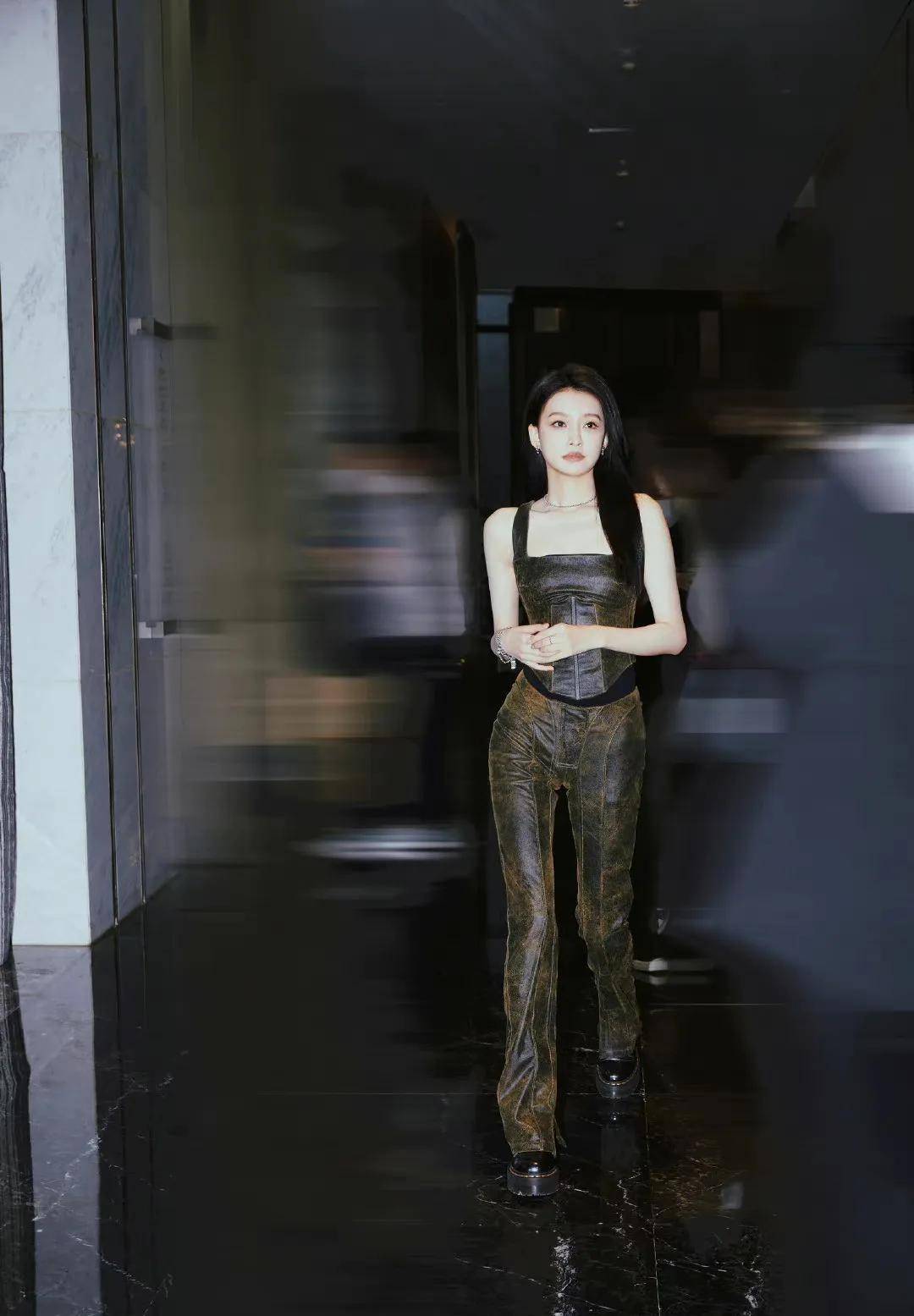 孙怡元音朋克酷girl造型,穿吊带抹身材皮衣套装,变身酷飒辣姐