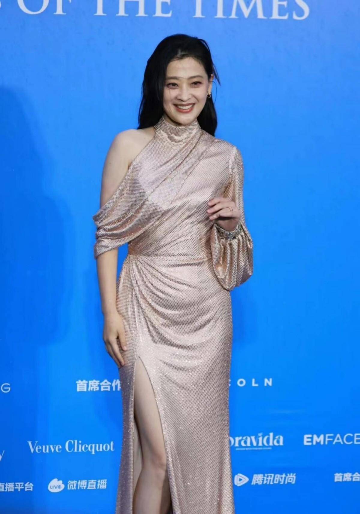 杨紫惊艳梅婷殷桃魅力足,比走红毯美太多啦_造型_活动_西装