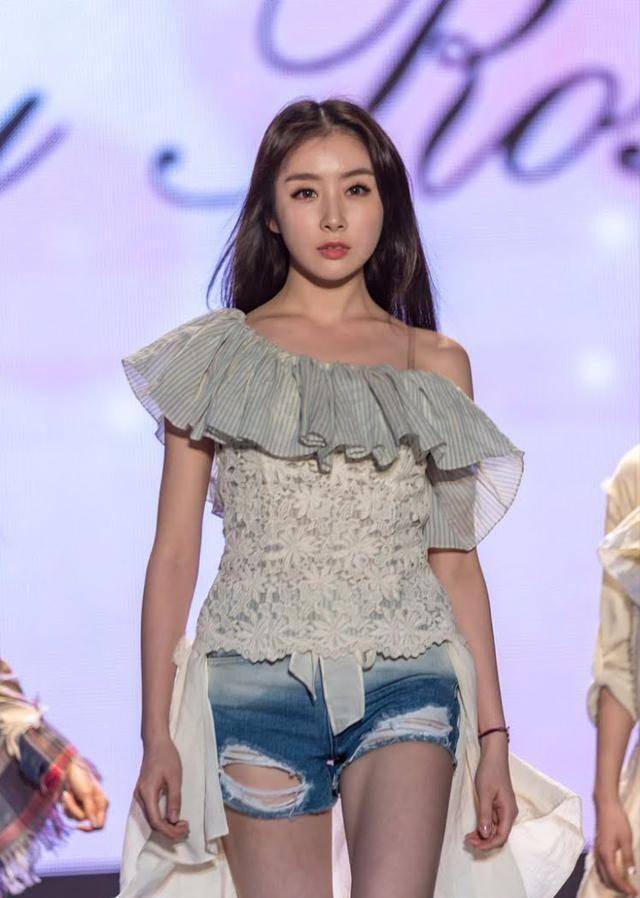 《blackpink》的lisa不仅如此,李大辉还透露自己的腰围在17-20英寸