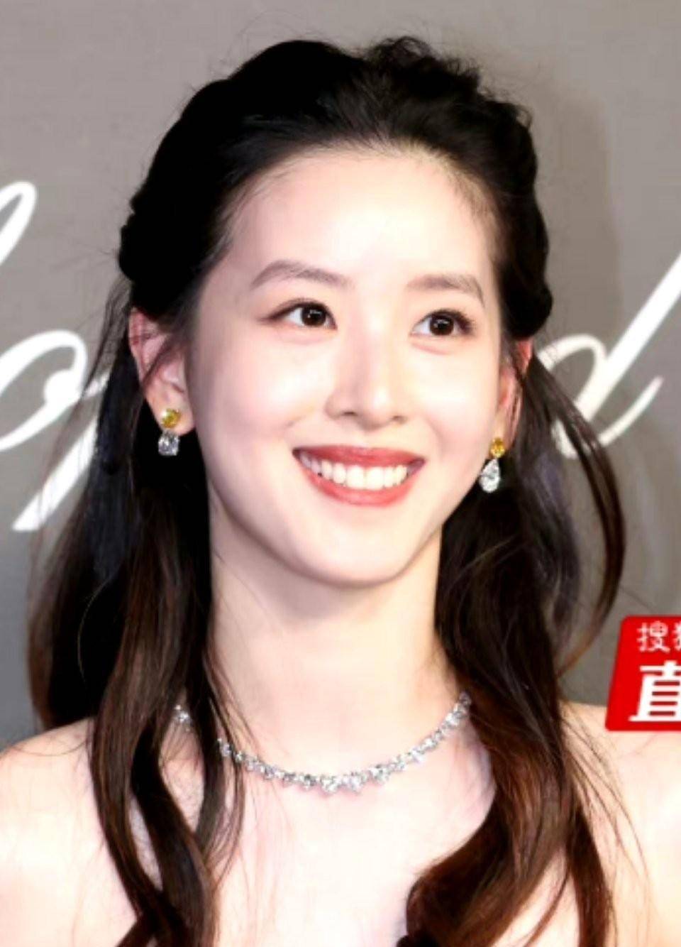 章泽天现身戛纳晚宴,身穿黑色连衣裙,身材紧致,和主人一样美丽时尚