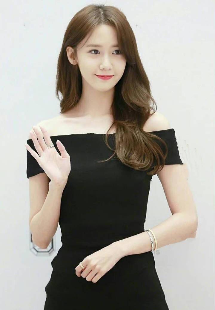 张元英同框现身林允儿时装周,身材修长,白裙搭配风衣很时髦