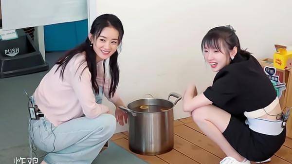 变吃播,赵丽颖吃完蛋糕后,又盯着盆里的炸鸡流口水_节目_凌霄_家人