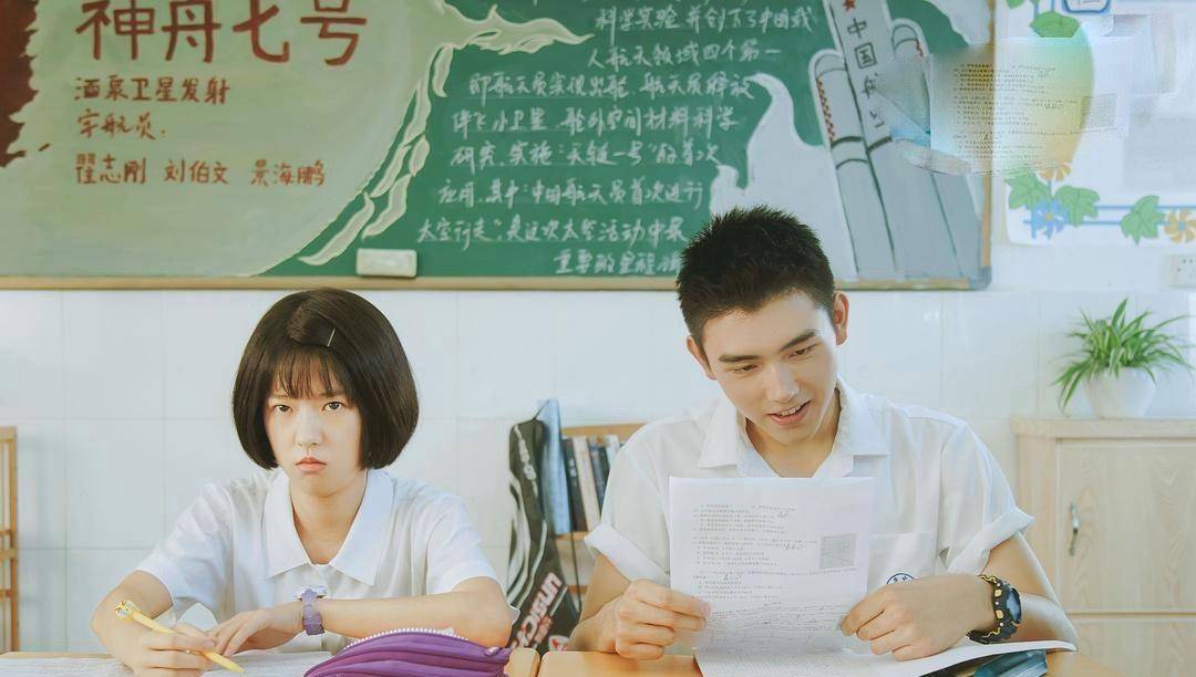 何蓝逗饰演耿耿,从3岁就开始艺术表演的她,演技自然也非常有范.