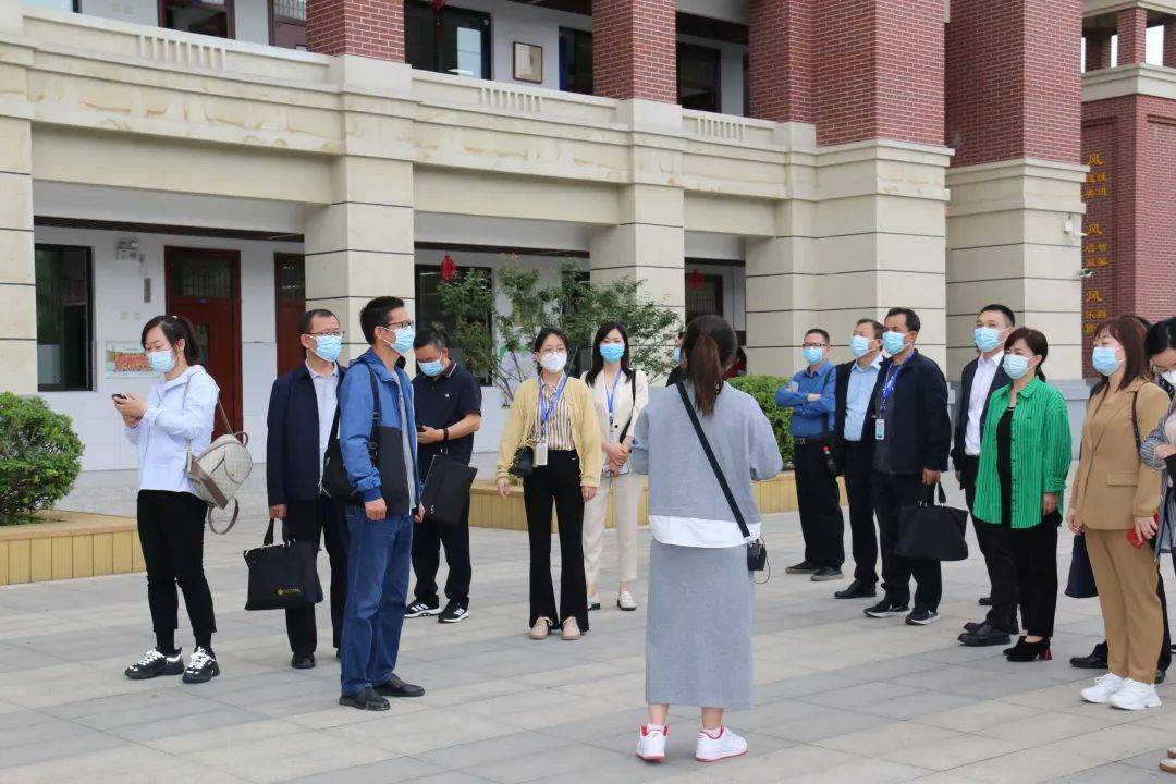 从伯乐园到智鉴园,共同感受伯乐园的美景,在校办陈丽萍主任的讲解过程