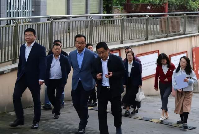 带领的中梁实验学校团队的陪同下,实地察看了中梁实验学校的学生宿舍