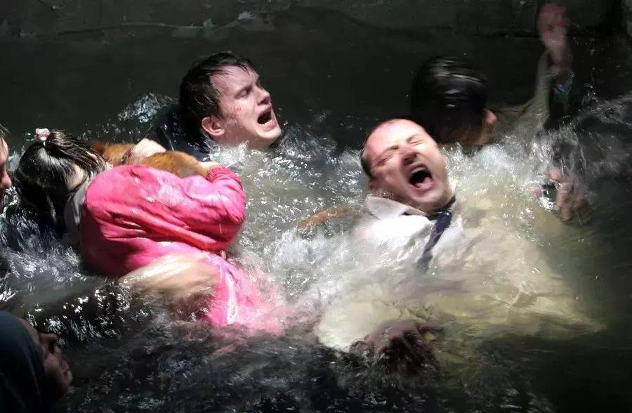 10部r级末日电影,肾上腺炸裂!_人类_地球_评分