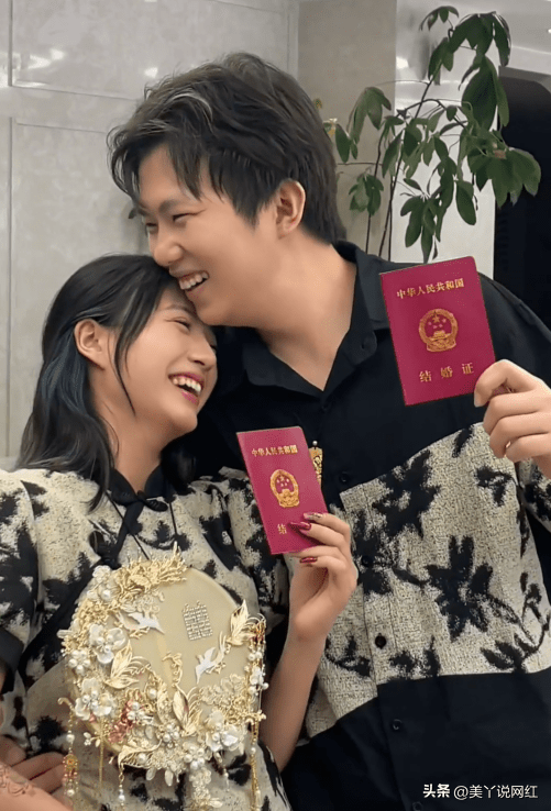 小鱼海棠和冻鱼领证结婚了,可惜网友挑的衣服和大黄的团扇没用上_一诺