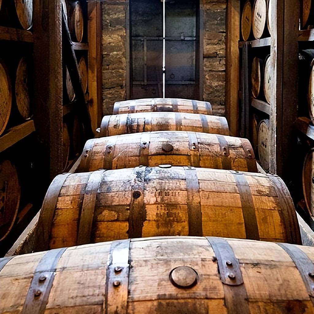 这是一个相对年轻的威士忌产地,它的许多酒款都是在3年到不到10年之间