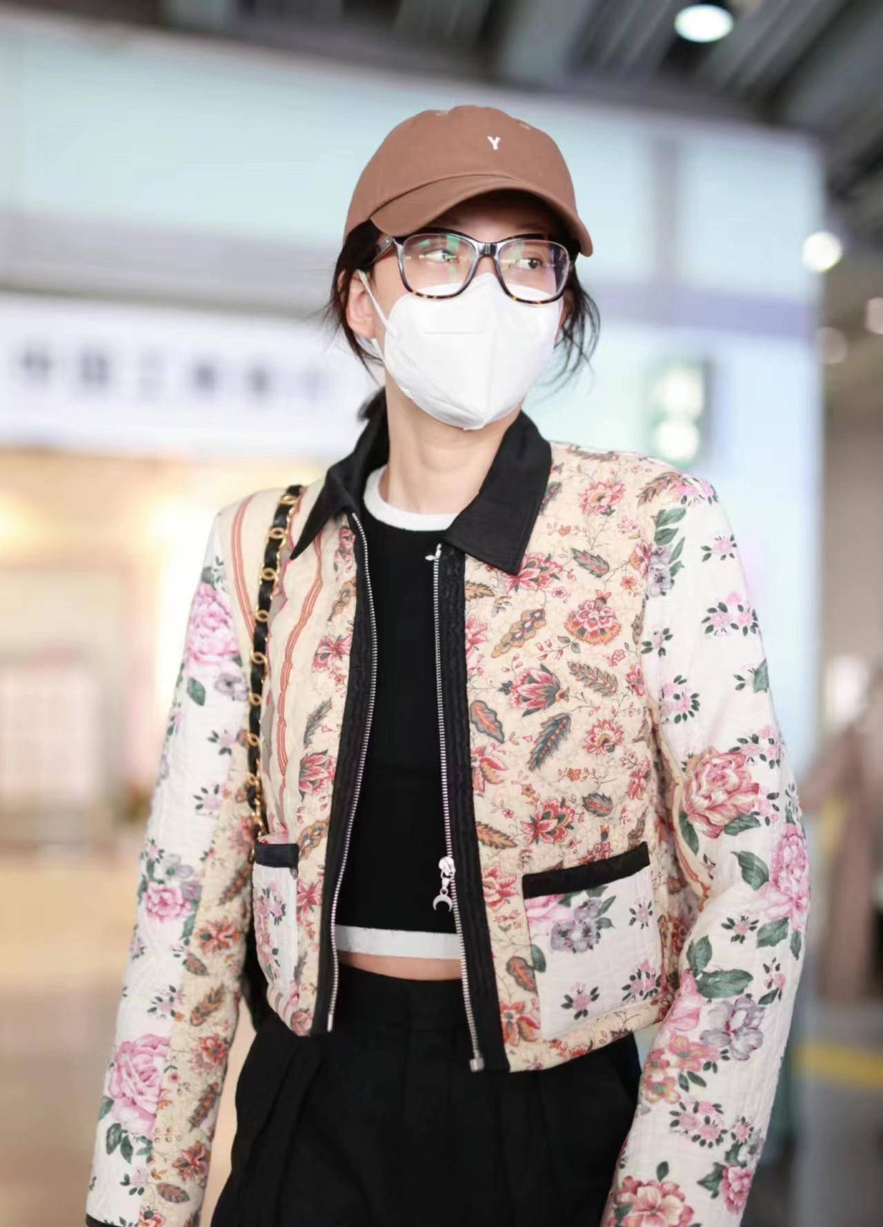孙怡现身机场,身穿印花短外套搭配阔腿裤,显瘦显高又时髦!