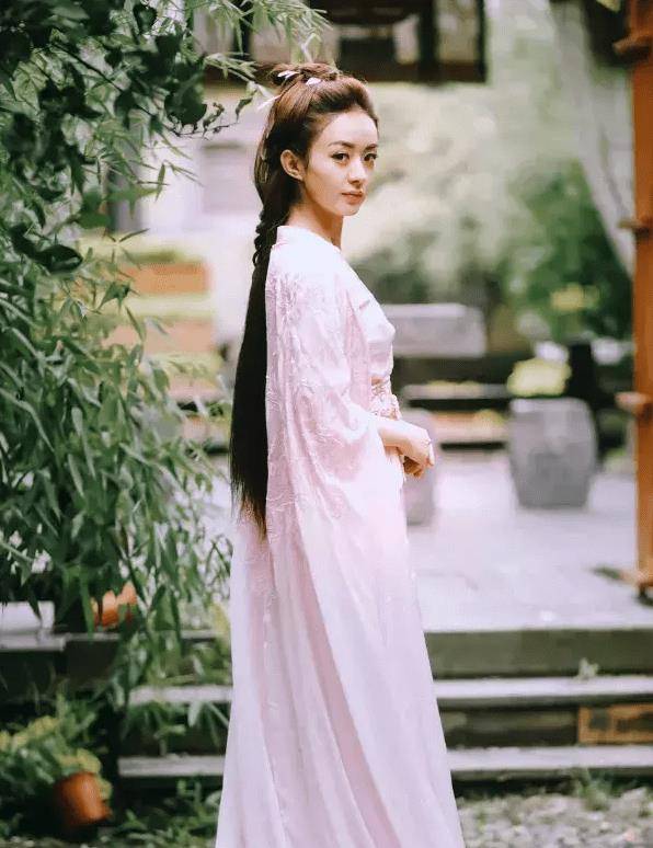 这一部电视剧,在剧中的时候,赵丽颖饰演的是女主楚乔,而李沁饰演的是