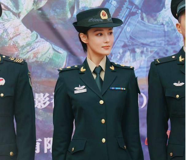 8位女星軍裝照:佟麗婭颯氣,楊冪有靈氣,孫儷最有辨識度_軍人_趙麗穎