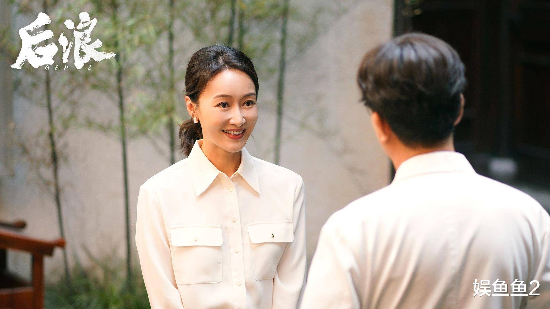 陈莹(赵子琪 饰)开车途中,发现丈夫出轨导致精神溜号儿,造成丁简兮