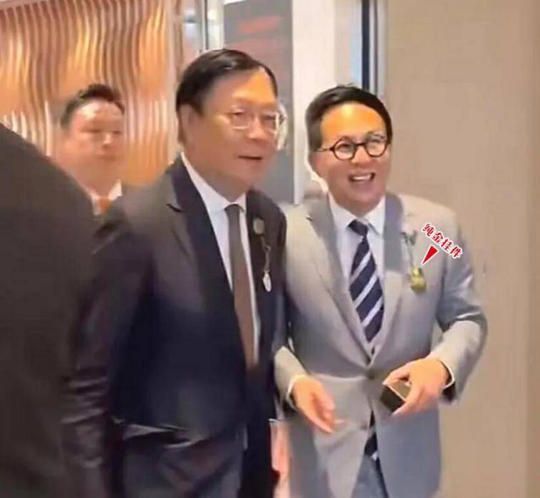 李泽楷和李泽钜罕见同框,兄弟俩共同出席葬礼!